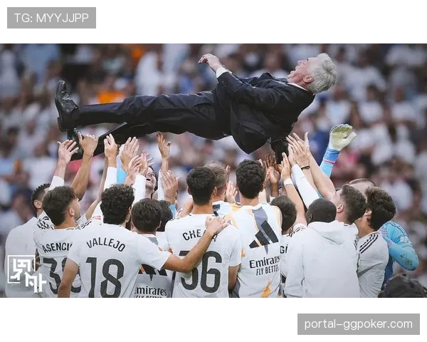 特写：莫德里奇替补席上观察，向年轻队友讲解西甲与意甲中场空间利用差异